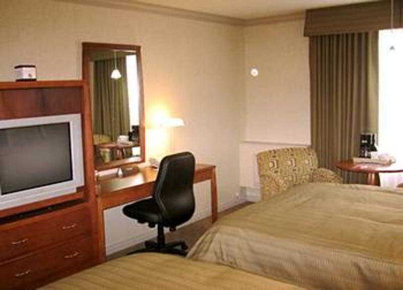 Sandman & Airport Hotel 3*